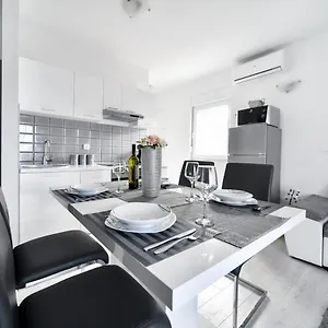 Apartment Deluxe Franic, Sukošan